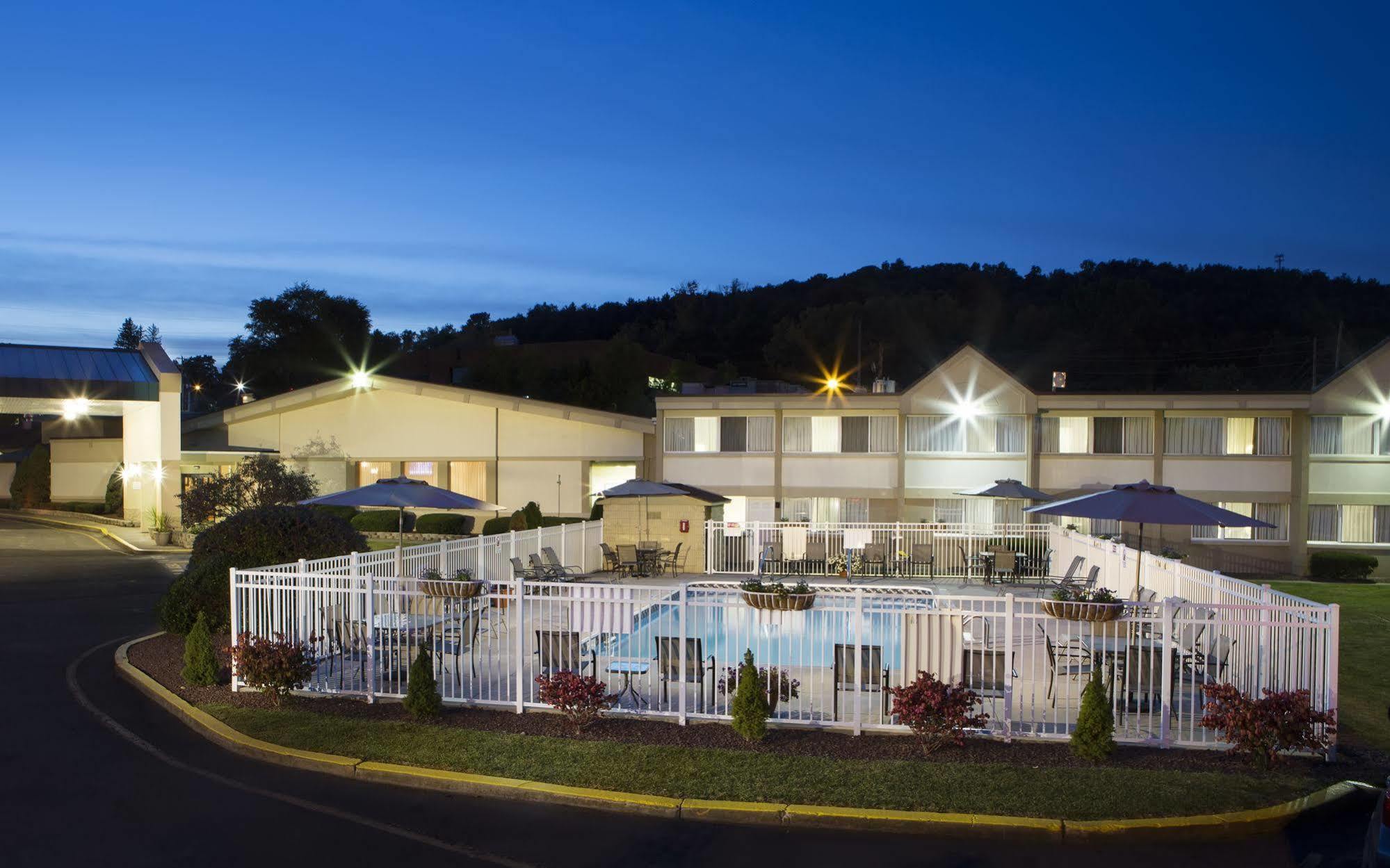Quality Inn & Suites Vestal Binghamton Near University Екстер'єр фото